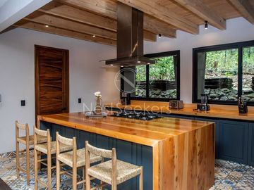 CASA MODERNA EN VENTA EN ENTORNO  BOSCOSO