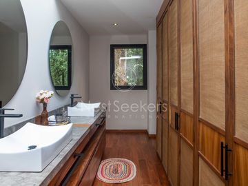 CASA MODERNA EN VENTA EN ENTORNO  BOSCOSO