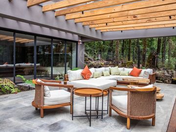 CASA MODERNA EN VENTA EN ENTORNO  BOSCOSO
