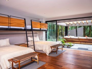 CASA MODERNA EN VENTA EN ENTORNO  BOSCOSO