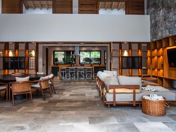 CASA MODERNA EN VENTA EN ENTORNO  BOSCOSO