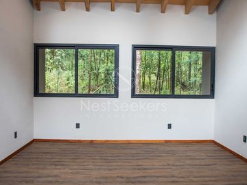 CASA MODERNA EN VENTA EN ENTORNO  BOSCOSO