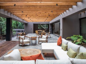 CASA MODERNA EN VENTA EN ENTORNO  BOSCOSO