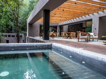 CASA MODERNA EN VENTA EN ENTORNO  BOSCOSO