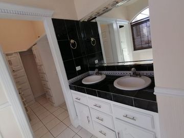 La Cañada, amplia casa con alberca y amplio cuarto de juegos
