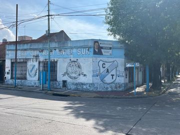 Dos departamentos frente al club temperley! Gran potencial comercial