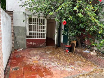 Dos departamentos frente al club temperley! Gran potencial comercial