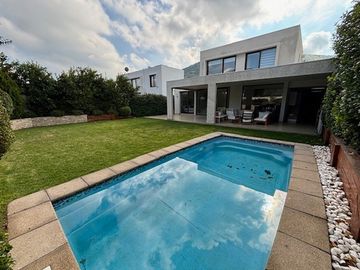 CASA CHAMISERO 3 D + SERVICIO + PISCINA + QUINCHO