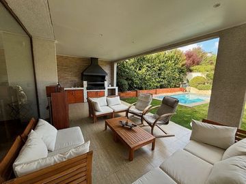 CASA CHAMISERO 3 D + SERVICIO + PISCINA + QUINCHO
