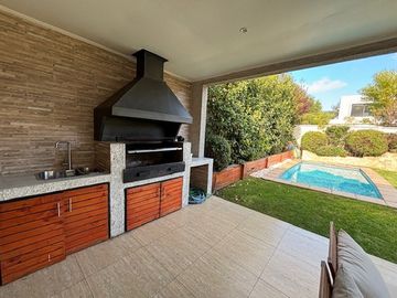 CASA CHAMISERO 3 D + SERVICIO + PISCINA + QUINCHO