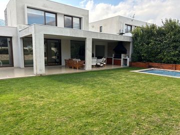 CASA CHAMISERO 3 D + SERVICIO + PISCINA + QUINCHO