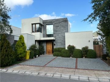CASA CHAMISERO 3 D + SERVICIO + PISCINA + QUINCHO