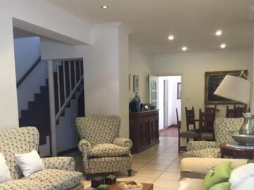 Casa en venta - 4 Dormitorios 5 Baños - Local - 380Mts2 - Olivos