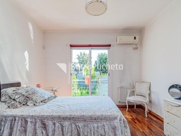 Venta Casa 6 ambientes con parque y piscina en Villa Sarmiento