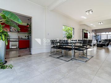 Venta Casa 6 ambientes con parque y piscina en Villa Sarmiento