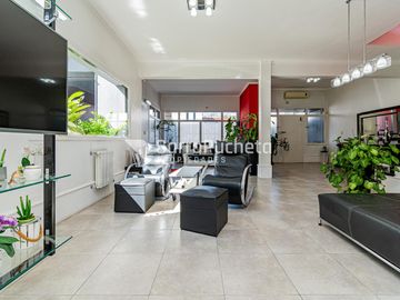 Venta Casa 6 ambientes con parque y piscina en Villa Sarmiento