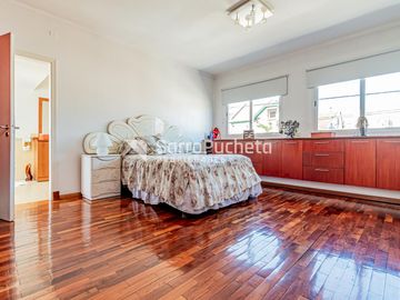 Venta Casa 6 ambientes con parque y piscina en Villa Sarmiento