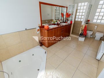 Venta Casa 6 ambientes con parque y piscina en Villa Sarmiento