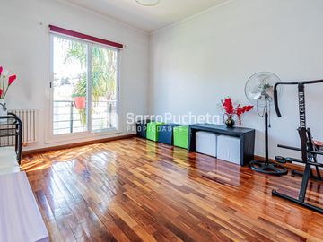 Venta Casa 6 ambientes con parque y piscina en Villa Sarmiento