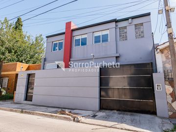 Venta Casa 6 ambientes con parque y piscina en Villa Sarmiento