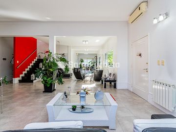 Venta Casa 6 ambientes con parque y piscina en Villa Sarmiento