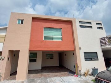 Casa en venta y renta  en Paseo de los Nogales Santa Rosa Apodaca N.L.