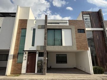 Casa en  venta en Fraccionamiento cerrado cerca de Plaza San Diego