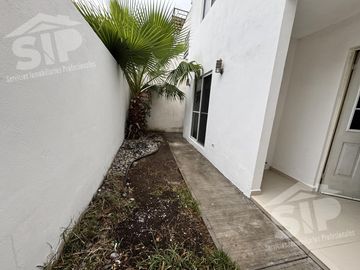 Casa en  Venta Cerradas de Cumbres Sec. Baez