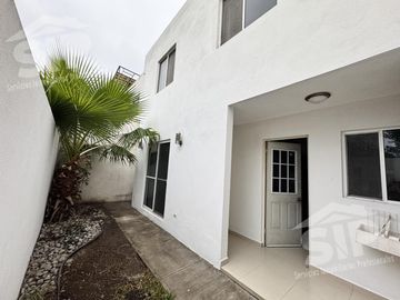 Casa en  Venta Cerradas de Cumbres Sec. Baez