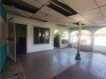 Se Vende o Alquila Terreno comercial con Casa en la Chorrera (DR)