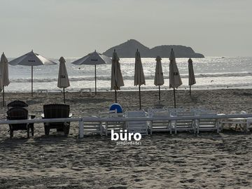 PRECIOSA CASA DE PLAYA EN VENTA, PRIMERA FILA PLAYA MAR AZUL ASIA