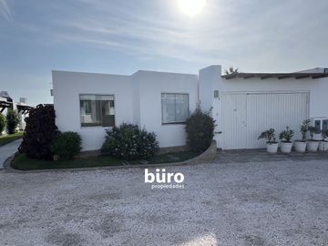 PRECIOSA CASA DE PLAYA EN VENTA, PRIMERA FILA PLAYA MAR AZUL ASIA