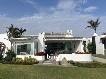 PRECIOSA CASA DE PLAYA EN VENTA, PRIMERA FILA PLAYA MAR AZUL ASIA