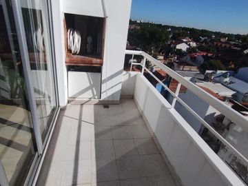 Departamento de 3 ambientes con balcón en Olivos