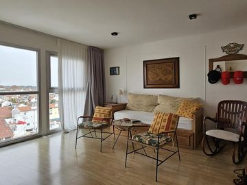 Departamento de 3 ambientes con balcón en Olivos