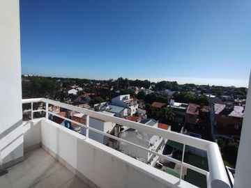 Departamento de 3 ambientes con balcón en Olivos