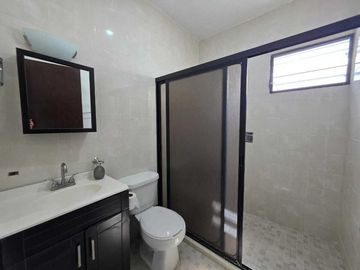 CASA EN VENTA EN GRAN SANTA FE C/ 4 RECÁMARAS Y ALBERCA, MERIDA YUCATAN