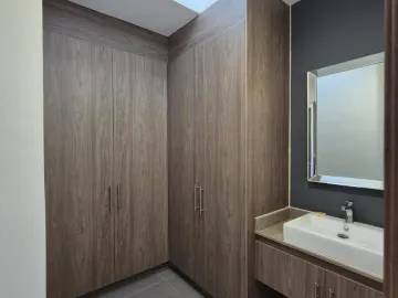 Casa Amueblada en Venta con Recámara en Planta Baja en Altozano la Nueva Laguna