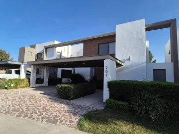 Casa Amueblada en Venta con Recámara en Planta Baja en Altozano la Nueva Laguna