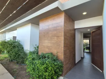 Casa con recámara abajo en Altozano