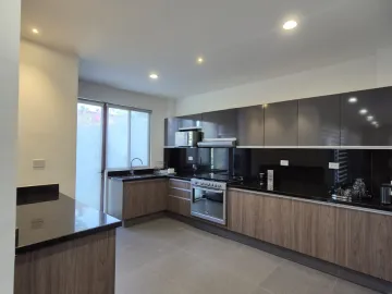 Casa con recámara abajo en Altozano