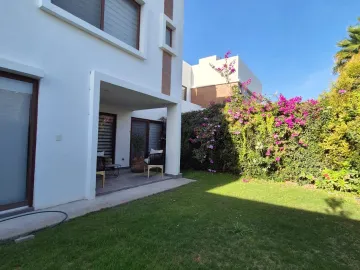 Casa con recámara abajo en Altozano
