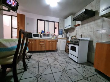 Se vende Casa de 2 pisos en sector CENTRO SUR, calle Díaz Gana entre Av. Argentina y EdoLefort  8 D +3 B a 7.950 UF