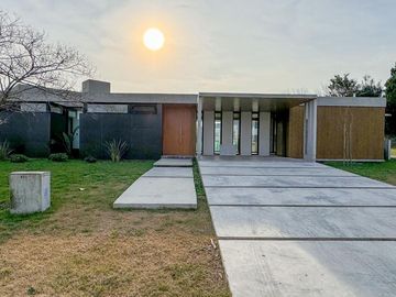 VENTA CASA  DE 4 DORMITORIOS BARRIO CERRADO ALTOS DE CAMPO GRANDE