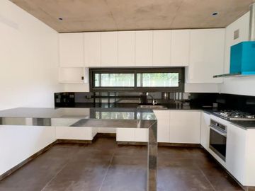 VENTA CASA  DE 4 DORMITORIOS BARRIO CERRADO ALTOS DE CAMPO GRANDE