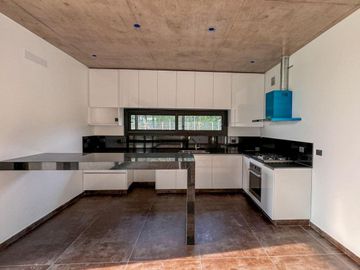 VENTA CASA  DE 4 DORMITORIOS BARRIO CERRADO ALTOS DE CAMPO GRANDE