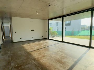 VENTA CASA  DE 4 DORMITORIOS BARRIO CERRADO ALTOS DE CAMPO GRANDE