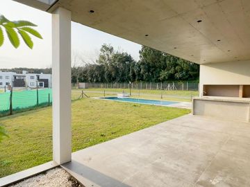 VENTA CASA  DE 4 DORMITORIOS BARRIO CERRADO ALTOS DE CAMPO GRANDE