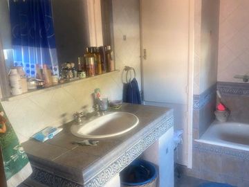 Chalen en venta en amplio lote