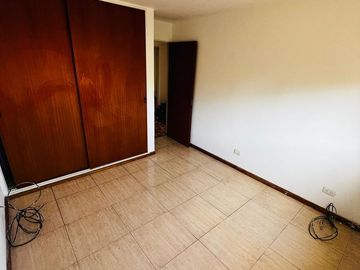 Muy lindo Departamento en venta de 3 dormitorios en San Isidro, La Calabria,  vías a Rolón.